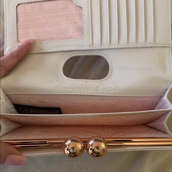 Elegant Floral Clutch in White and Red - Picture 4 of 6